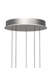 Moderne LED-hanglamp in zilverkleurige uitvoering, gezien van onderaf, met slanke ophangingen.
