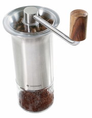 Kaffeemühle BARISTA aus Edelstahl mit Holzgriff, seitliche Perspektive
