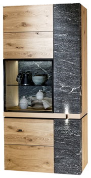 Vitrine aus Holz und Stein mit Glasfront, seitliche Perspektive