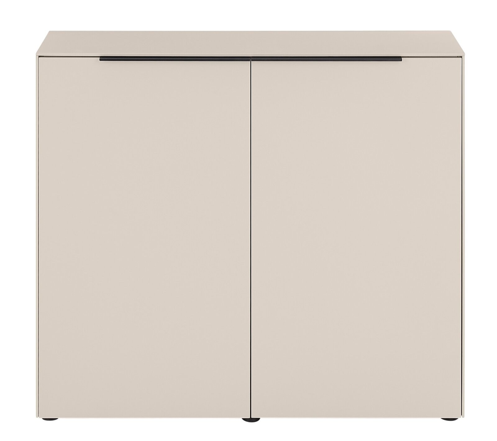 Beiger, minimalistischer Schrank mit zwei glatten Türen und schwarzer Griffleiste, freistehend auf kleinen Füßen, frontal von vorne fotografiert.