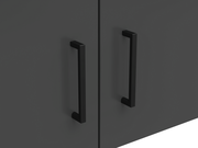 Nahaufnahme eines dunkelgrauen Aufsatzschranks mit schwarzen Griffen, Frontalansicht