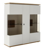 Weißes Highboard mit Holzdetails und Glastüren, seitliche Perspektive