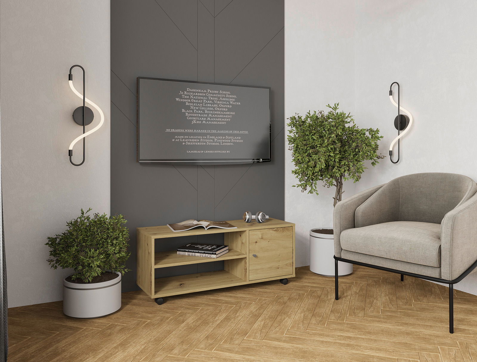 Moderner Wohnraum mit TV-Rollwagen aus Holz, der auf Rollen steht. Der Rollwagen ist mit Büchern und Dekorationen bestückt. Im Hintergrund ist ein an der Wand montierter Fernseher zu sehen. Perspektive: Frontalansicht.