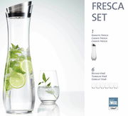 Karaffenset Fresca 7-tlg. mit einer großen Karaffe und einem Glas, gefüllt mit Wasser, Limettenscheiben und Minzblättern, seitliche Perspektive.