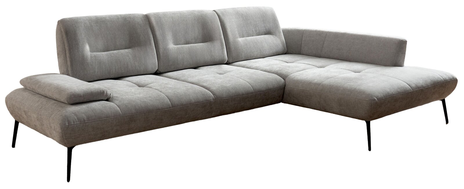 Moderano Longchair-combinatie TANJA Lichtgrijze stoffen hoekbank met chaise longue rechts, gecapitonneerde zitting en slanke zwarte poten, schuin van voren gefotografeerd