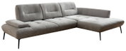 Lichtgrijze stoffen hoekbank met chaise longue rechts, gecapitonneerde zitting en slanke zwarte poten, schuin van voren gefotografeerd