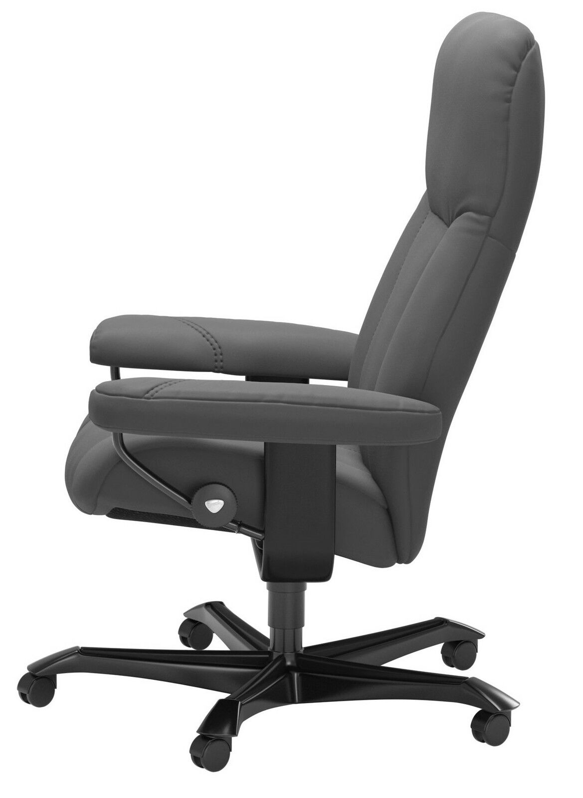 Seitliche Ansicht eines grauen Chefsessels mit gepolsterten Armlehnen und fünf Rollen.