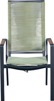 Moderner Outdoor-Armlehnstuhl mit dunkelgrauem Metallgestell, Armlehnen mit Holzauflage und olivgrüner Seilbespannung an Rückenlehne und Sitz, frontal von vorne freigestellt