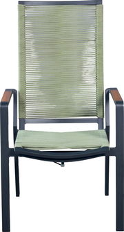 Moderner Outdoor-Armlehnstuhl mit dunkelgrauem Metallgestell, Armlehnen mit Holzauflage und olivgrüner Seilbespannung an Rückenlehne und Sitz, frontal von vorne freigestellt