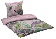Wendebettwäsche mit tropischem Blatt- und Kolibri-Muster in Rosa und Grün, perspektivisch von schräg oben fotografiert.