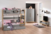 Modernes Jugendzimmer mit Etagenbett, Kleiderschrank und TV-Möbel in grauer und holzfarbener Optik, seitliche Perspektive.