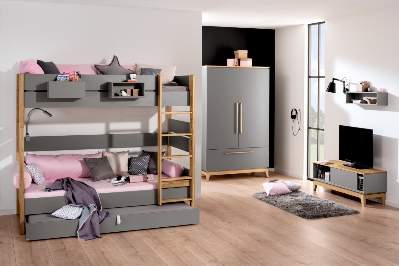 Modernes Jugendzimmer mit Etagenbett, Kleiderschrank und TV-Möbel in grauer und holzfarbener Optik, seitliche Perspektive.