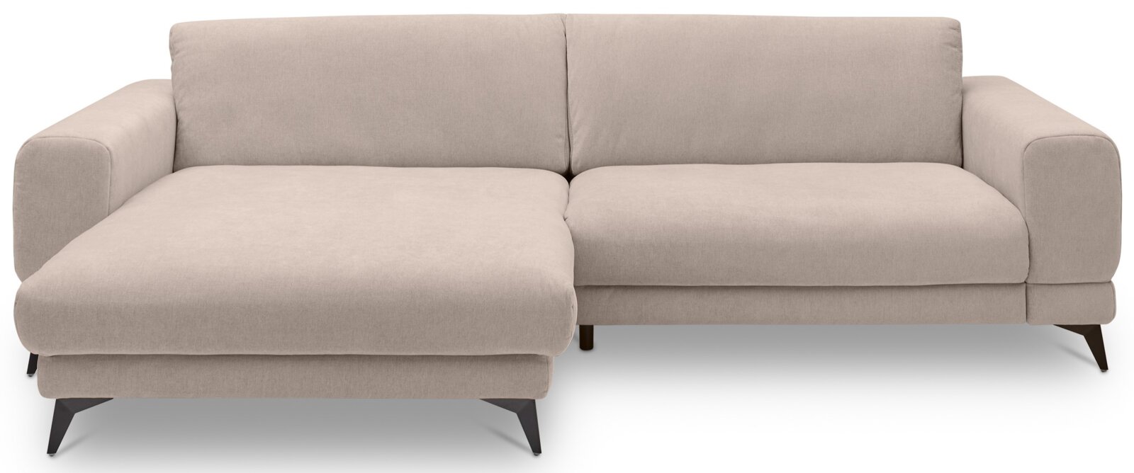 Beiges Stoff-Ecksofa mit breiten Armlehnen und linker Chaiselongue, Frontansicht leicht von oben, auf schlanken dunklen Füßen freigestellt
