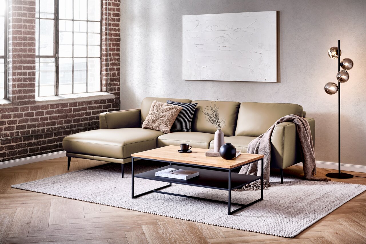 Novel Longchairkombination (LC LI) SF431SS RALF Moderne Longchairkombination in einem stilvollen Wohnzimmer mit Backsteinwand und großen Fenstern, aus seitlicher Perspektive fotografiert.