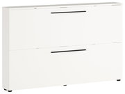 Weißer Schuhschrank mit zwei Klappen und schwarzen Griffen, seitliche Perspektive