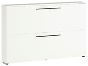 Weißer Schuhschrank mit zwei Klappen und schwarzen Griffen, seitliche Perspektive