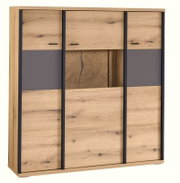 Frontansicht eines modernen Sideboards in Eiche-Optik mit schwarzen Metallrahmen, grauen Frontpaneelen, drei Türen und offenen Mittelfächern mit Holzquerschnitt-Design