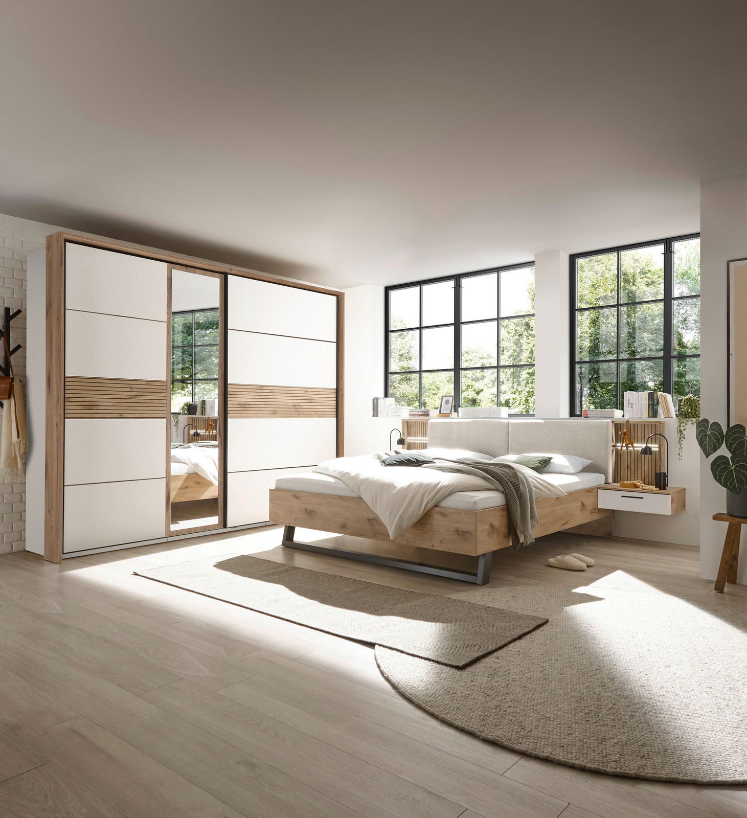 Modernes Schlafzimmer mit Schwebetürenschrank und Bettanlage in heller, natürlicher Holzoptik, seitliche Perspektive