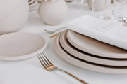 Eleganter Frühstücksteller NewMoon 24cm in einer stilvollen Tischdekoration, seitliche Perspektive