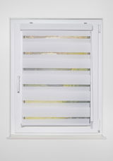 Doppelrollo mit Blende in einem Fensterrahmen, Vorderansicht