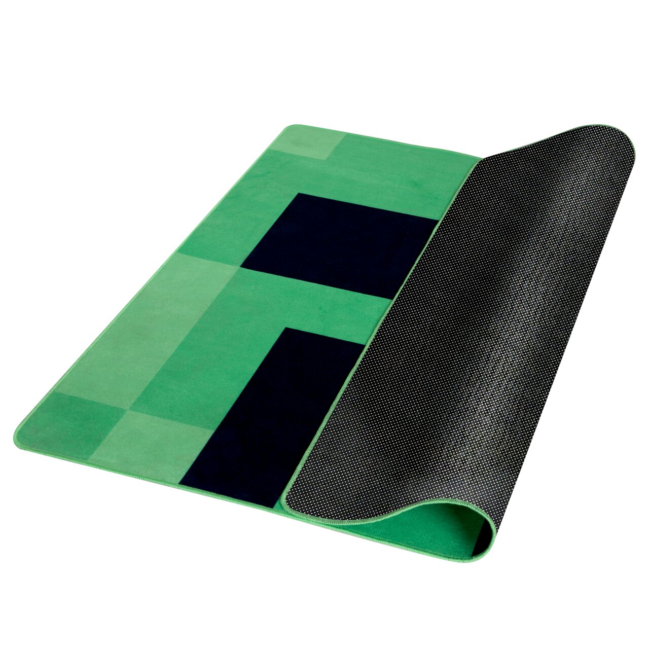 Groene yogamat met een zwart, pixelachtig patroon en een antislip zwarte onderkant, gedeeltelijk opgerold, in een schuin bovenaanzicht (3/4-perspectief) op een witte achtergrond