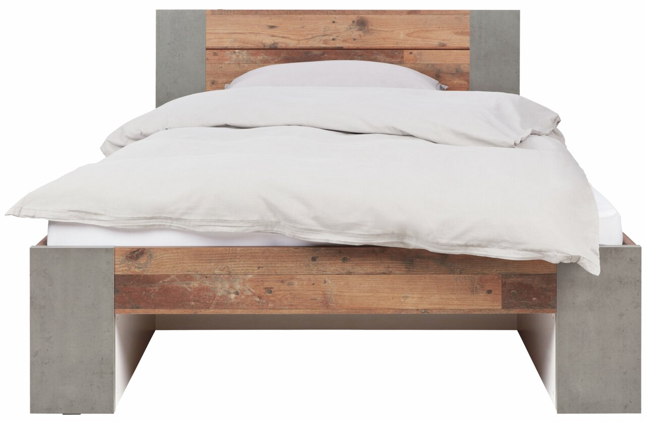 Frontale Ansicht eines Bettes mit Holz- und Betonoptik, bezogen mit weißer Bettwäsche.