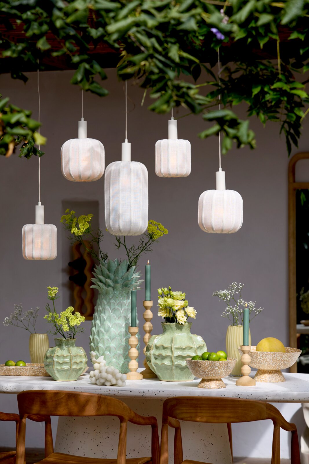 Light&Living Hanglamp TUFIA Een hanglamp in een stijlvolle eethoek, omringd door groene planten en decoratieve elementen, gezien vanuit een laag standpunt.
