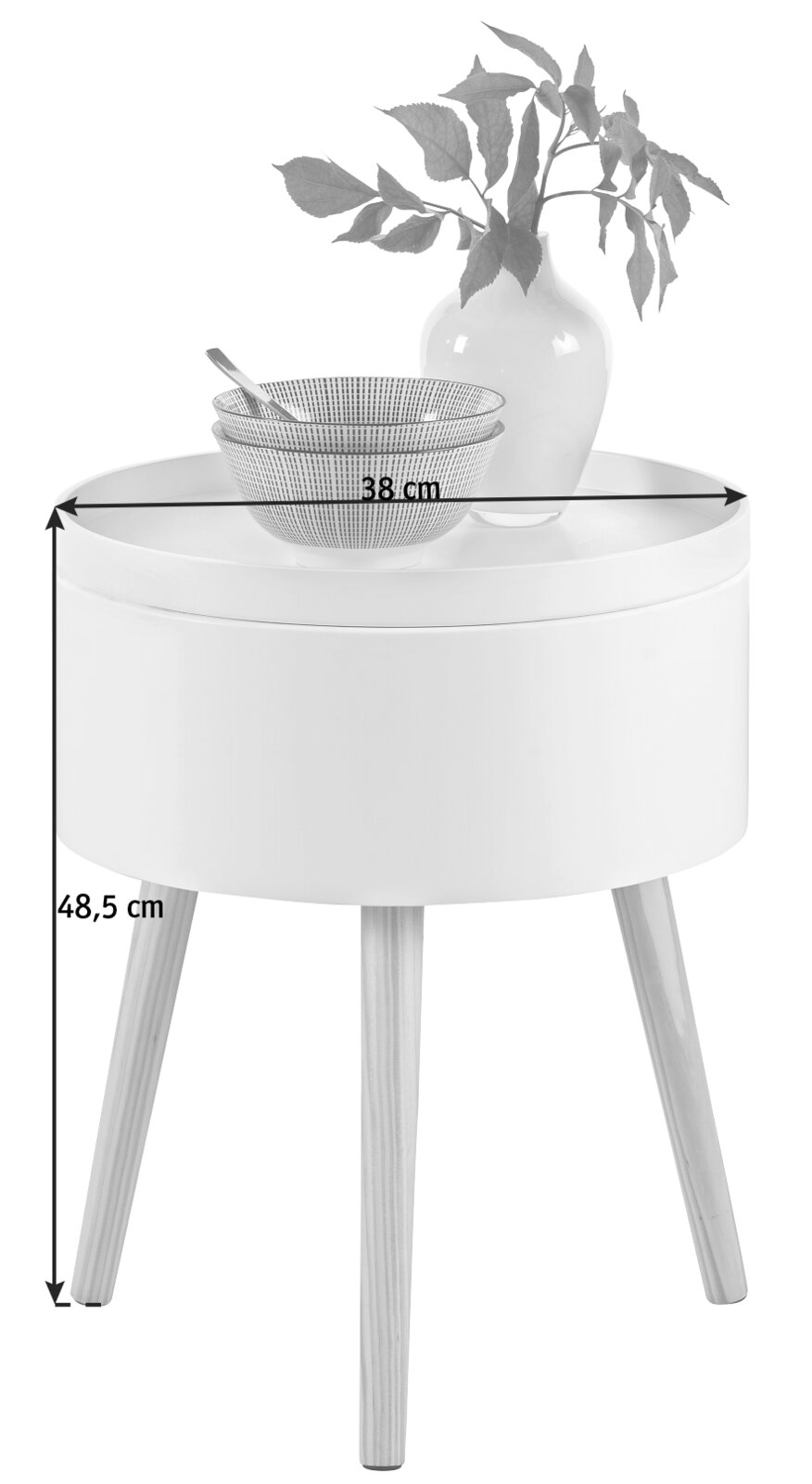 Runder weißer Beistelltisch mit drei Holzbeinen, darauf eine Vase mit Zweigen und eine Schale, seitliche Perspektive.