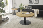 Moderner Couchtisch mit runder Holzplatte und schwarzem Metallfuß, im Wohnzimmer mit Sofa und Dekorationen, seitliche Perspektive