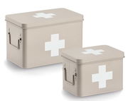 Zwei beige Medizinboxen mit weißen Kreuzen, seitliche Perspektive