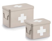 Zwei beige Medizinboxen mit weißen Kreuzen, seitliche Perspektive