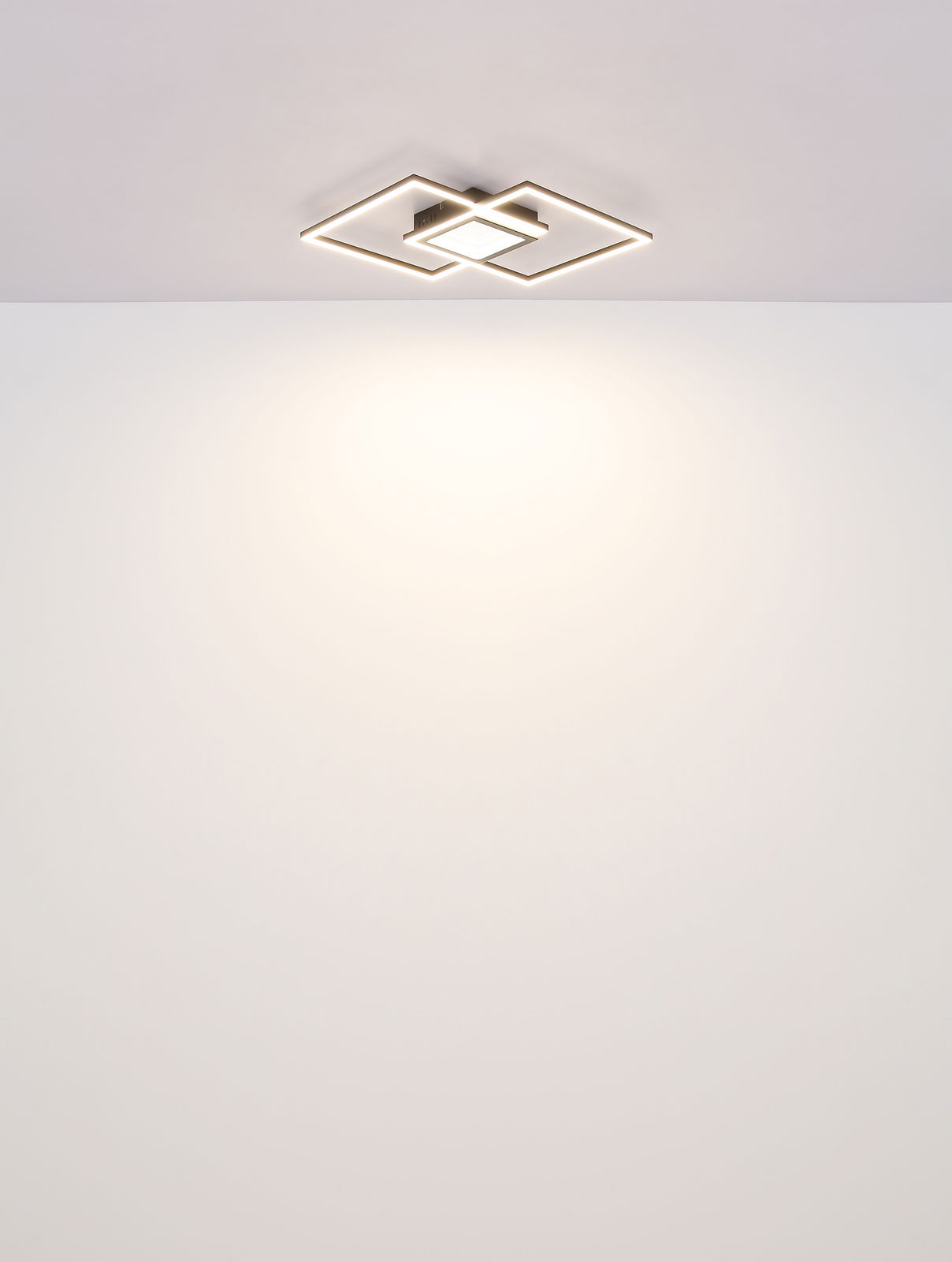 Moderne Deckenleuchte mit geometrischem Design, von unten betrachtet.