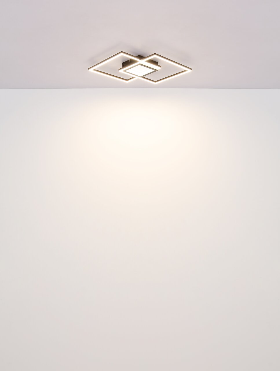 Moderne Deckenleuchte mit geometrischem Design, von unten betrachtet.