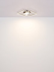 Moderne Deckenleuchte mit geometrischem Design, von unten betrachtet.