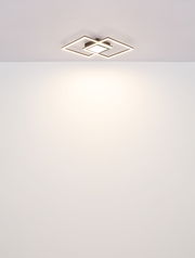 Moderne Deckenleuchte mit geometrischem Design, von unten betrachtet.