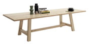 Houten tafel met decoratie, gezien vanaf de zijkant