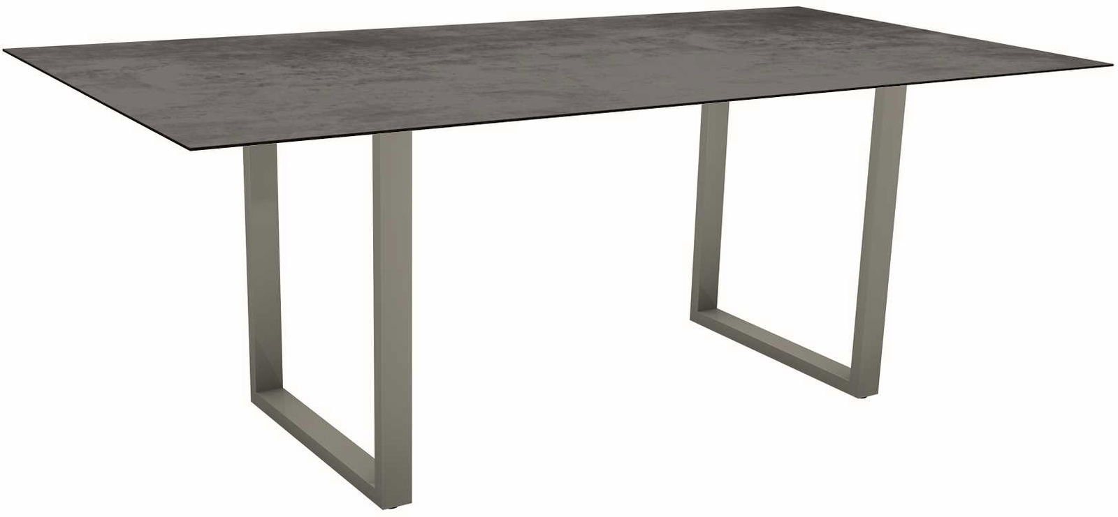 Moderner Esstisch mit rechteckiger, dunkler Tischplatte und stabilen, metallischen U-förmigen Beinen, seitliche Perspektive.