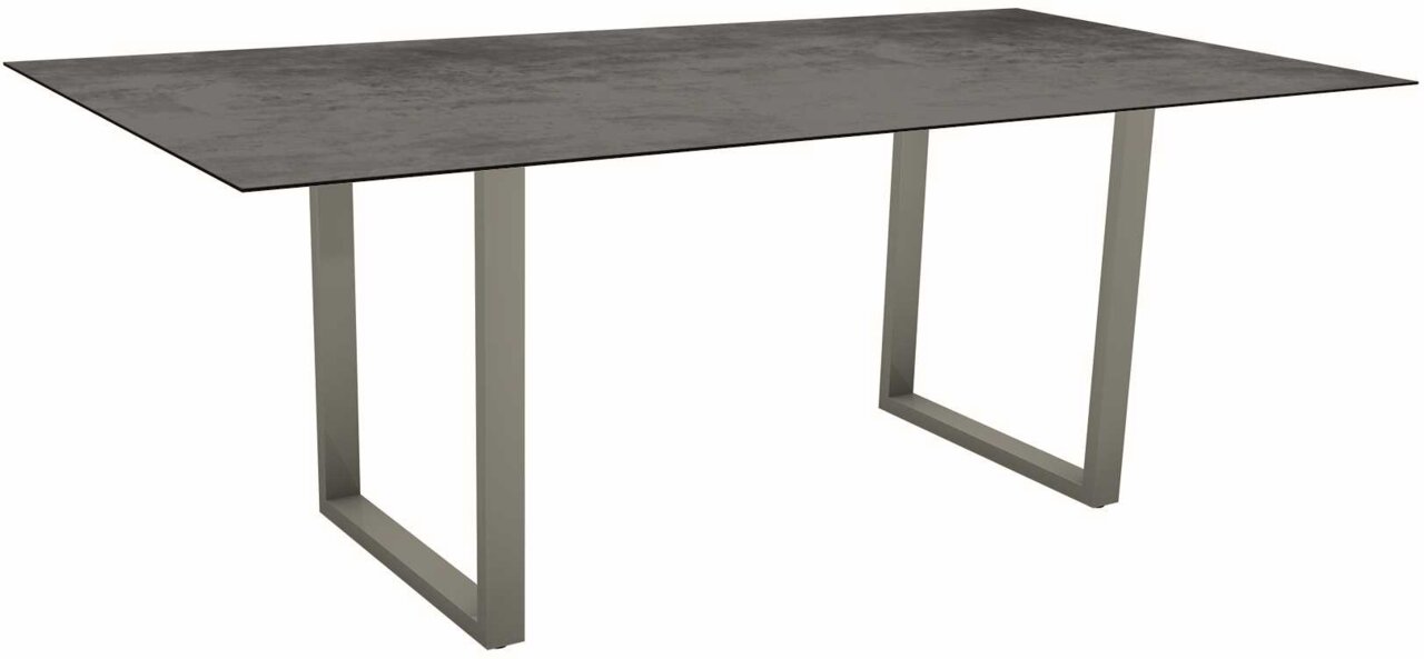 Stern Esstisch KUFENTISCHSYSTEM Moderner Esstisch mit rechteckiger, dunkler Tischplatte und stabilen, metallischen U-förmigen Beinen, seitliche Perspektive.