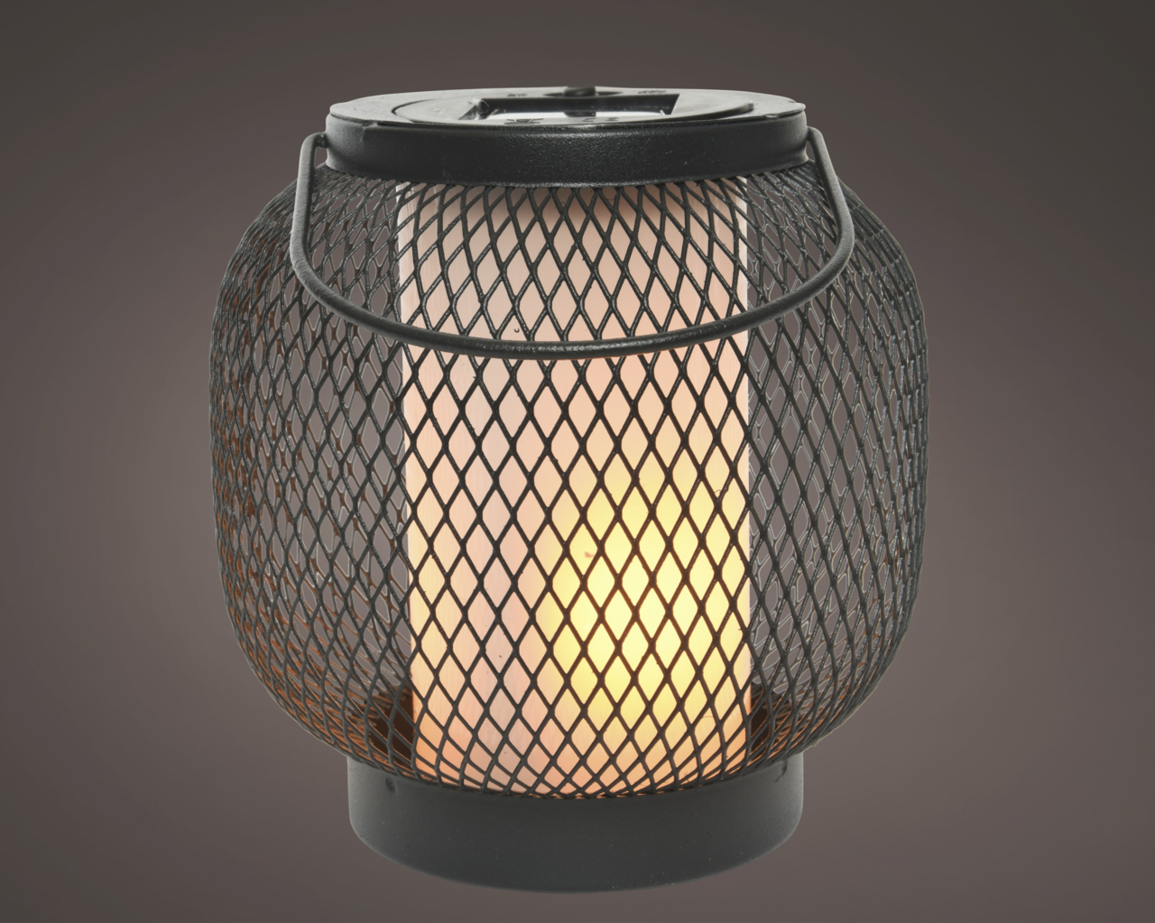 Schwarze Solar Laterne aus Metall mit Gitterdesign, leuchtend in warmem Licht, seitliche Perspektive