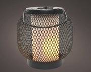 Schwarze Solar Laterne aus Metall mit Gitterdesign, leuchtend in warmem Licht, seitliche Perspektive