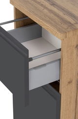 Nahaufnahme eines Unterschranks mit geöffneter Schublade, Holzoptik und dunkler Front, seitliche Perspektive