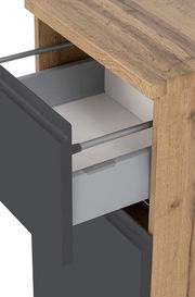 Nahaufnahme eines Unterschranks mit geöffneter Schublade, Holzoptik und dunkler Front, seitliche Perspektive