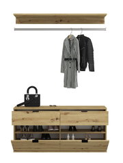 Kommode aus Holz mit offenen Schubladen, gefüllt mit Schuhen, und einer Ablagefläche mit Handtasche und Brille. Darüber eine Kleiderstange mit hängenden Mänteln. Frontale Perspektive.