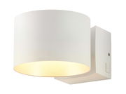 Weiße Wandleuchte LOOP mit zylindrischem Schirm, seitliche Perspektive