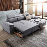 Graues Ecksofa mit Schlaffunktion in modernem Wohnzimmer, seitliche Perspektive