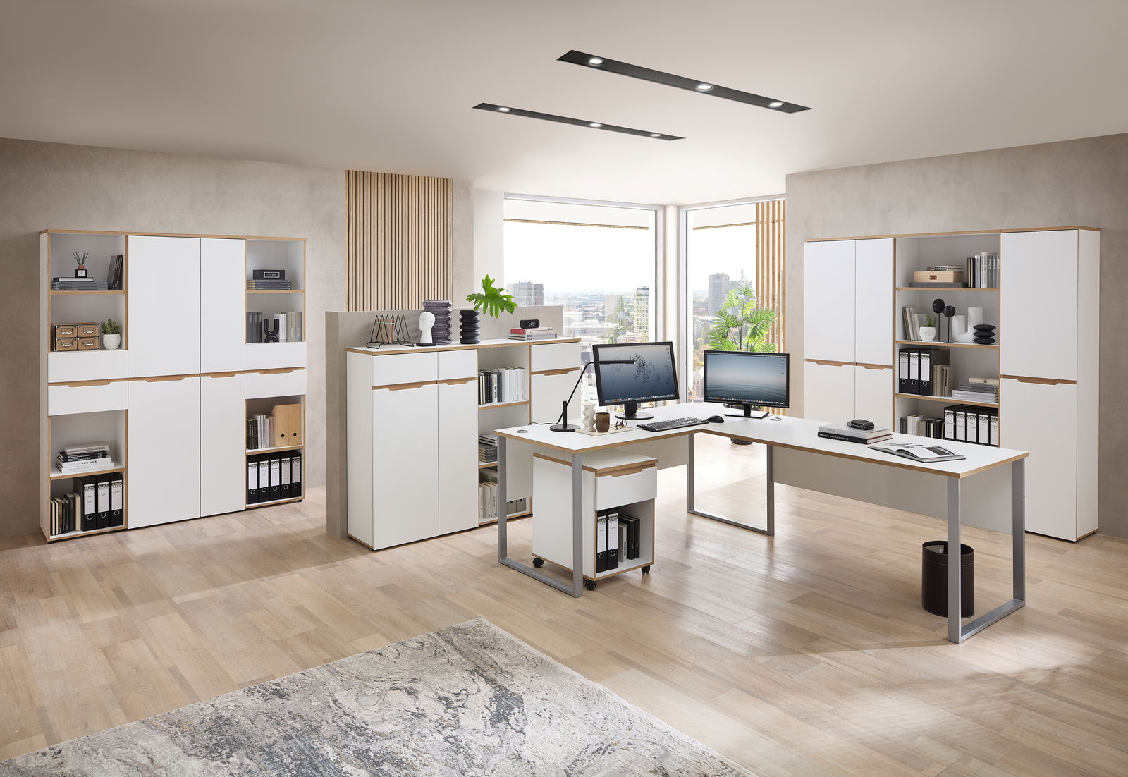 Voleo Eckschreibtisch DETROIT Moderne Büromöbel in einem hellen Raum mit Eckschreibtisch, Aktenschränken und Regalen, seitliche Perspektive.