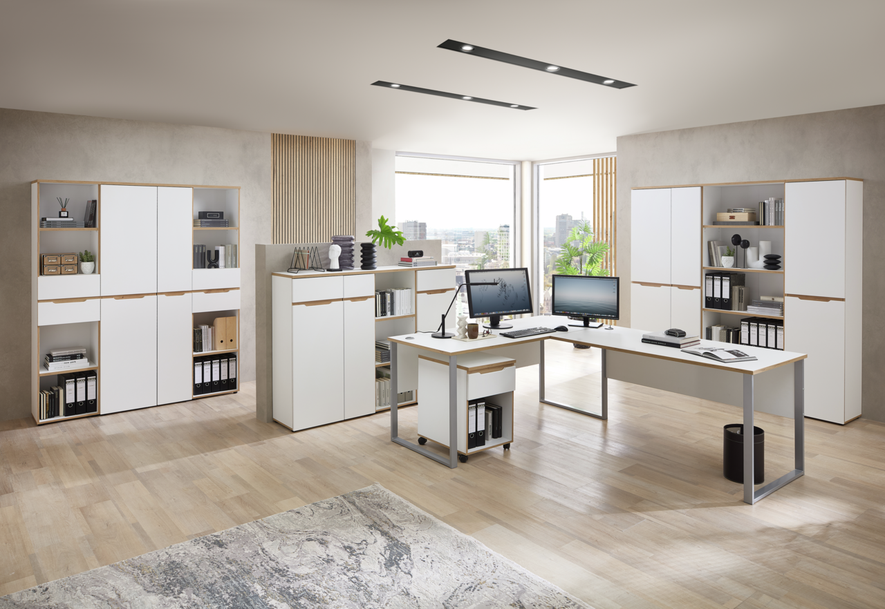 Moderne Büromöbel in einem hellen Raum mit Eckschreibtisch, Aktenschränken und Regalen, seitliche Perspektive.