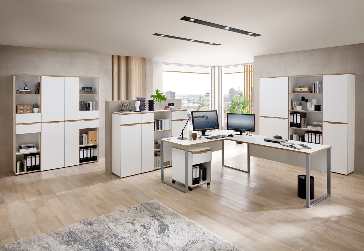 Moderne Büromöbel in einem hellen Raum mit Eckschreibtisch, Aktenschränken und Regalen, seitliche Perspektive.