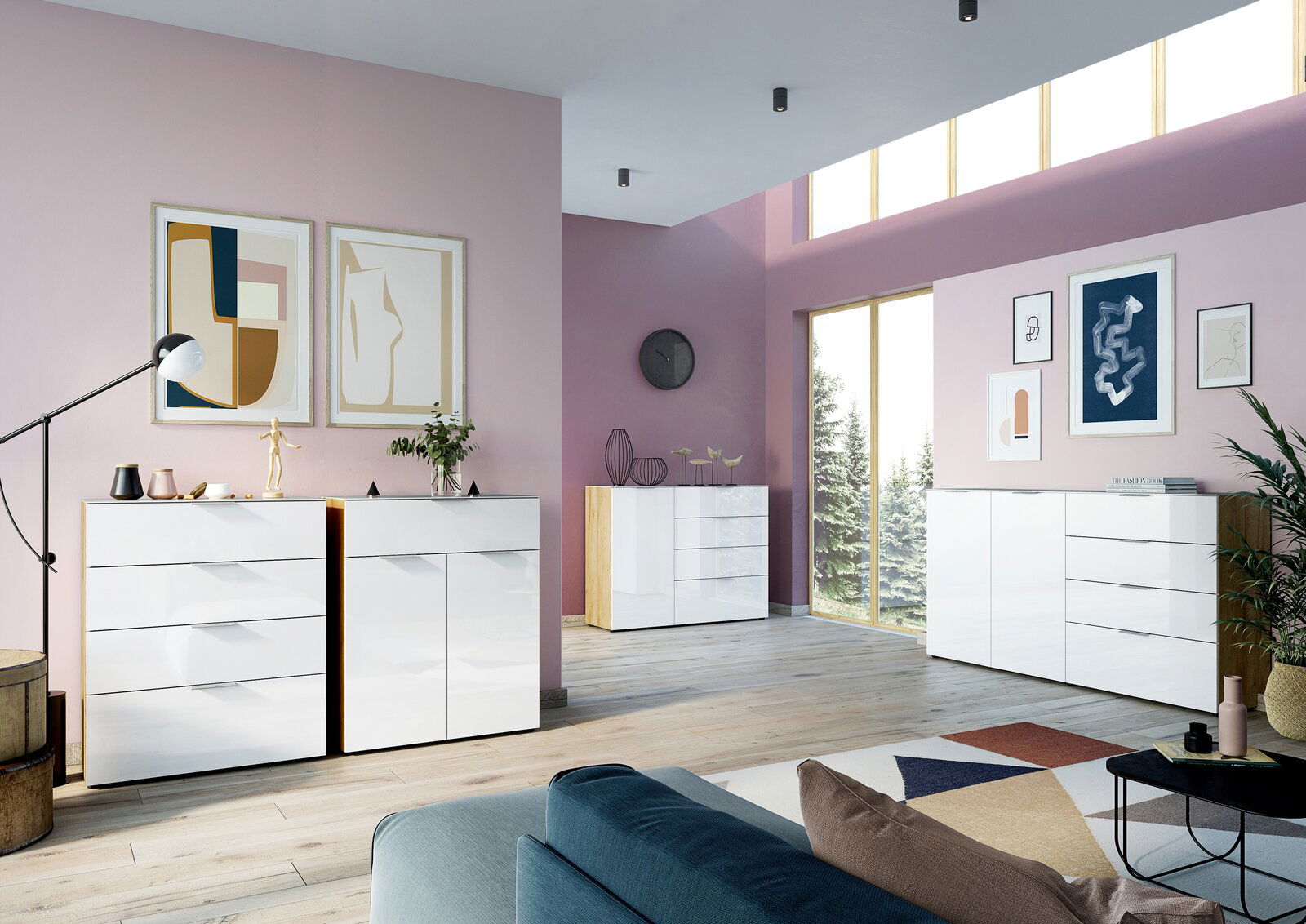 Modernes Sideboard in einem stilvollen Wohnzimmer mit rosa Wänden und großen Fenstern, aus der Perspektive von vorne links betrachtet.