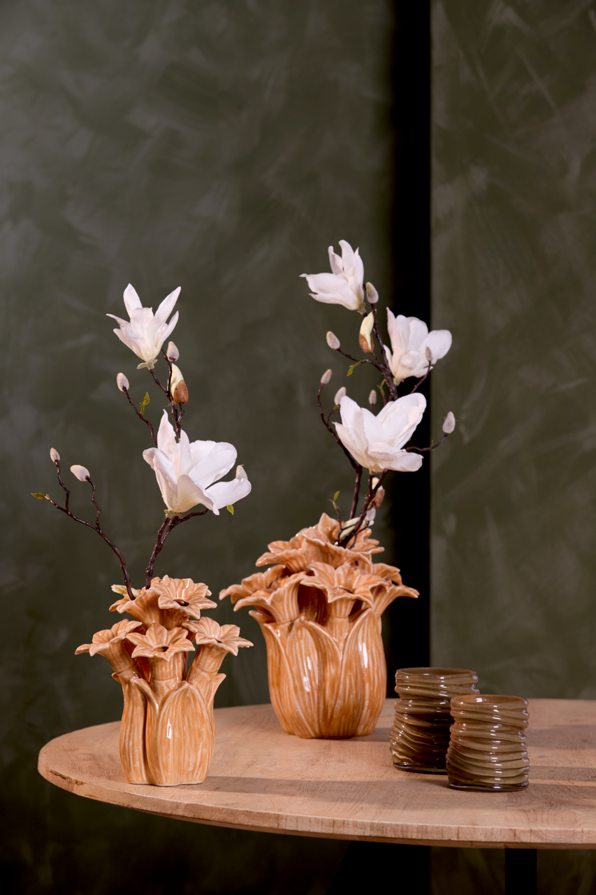 Light&Living Teelicht MILYAN 9cm Zwei dekorative Vasen mit weißen Blumen auf einem Holztisch, fotografiert aus einer seitlichen Perspektive.